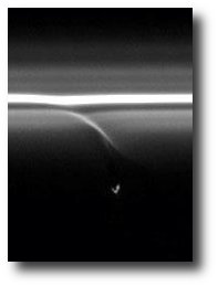 Saturn i jego pierścienie z przerwami wewnątrz jego struktury Saturn