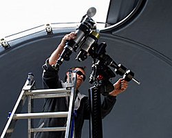 Jacek Uniwersał w czasie prac w Obserwatorium Słonecznym Solaris solaris, opole,uniwersał,jacek,księżyc,jowisz