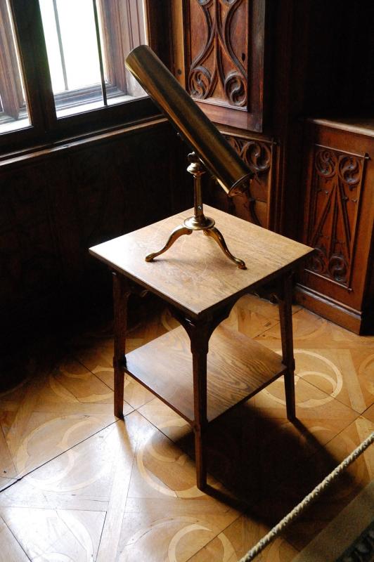 Teleskop - refrkator na zamku Sychrov w Czechach