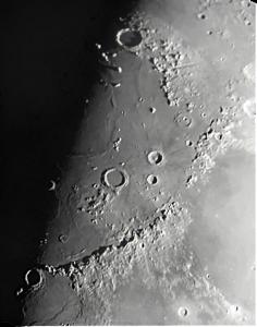 Łańcuchy górskie na Księżycu